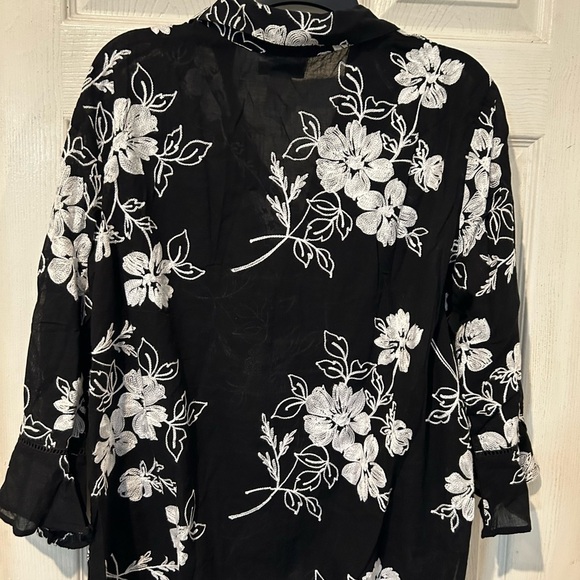 NWOT Alfred Dunner Design Black Top with White Embroidered Flowers. - Picture 2 of 7